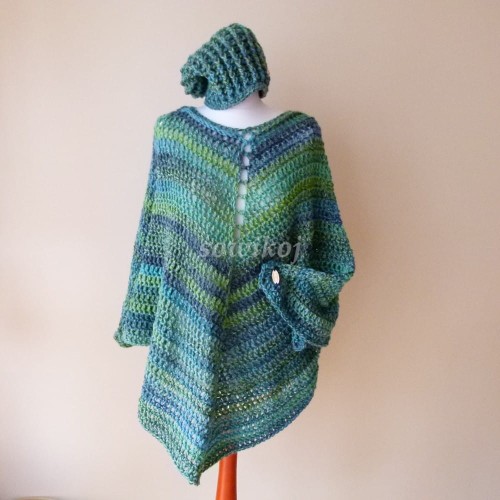 Przykładowa realizacja z włóczki Everest 7049  - ponczo 3 niecałe motki i czapka