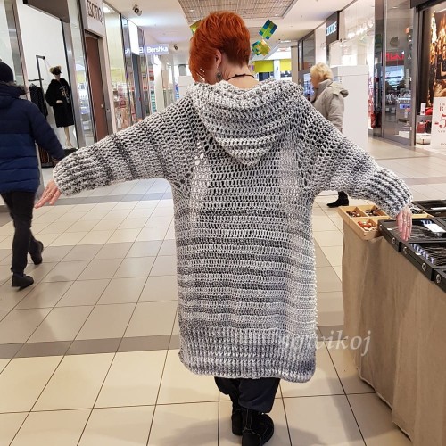 Przykładowa realizacja z włóczki Everest 7035 - sweter z kapturem 4motki