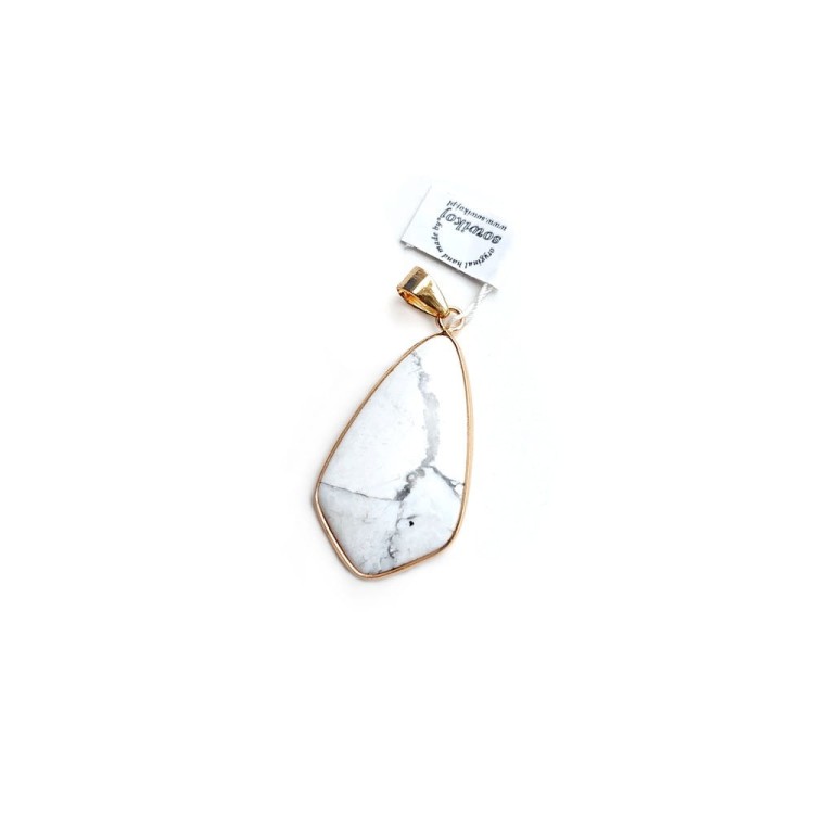 Naturalny biały howlit wisiorek w pozłacanej oprawie