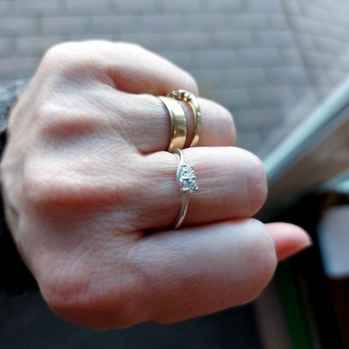 Srebrny delikatny pierscionek z 2 cyrkoniami w oczku