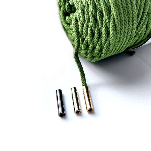 Przykład wykończenia sznurka metalowymi końcówkami