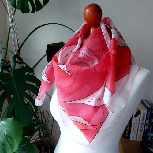 Ręcznie malowana apaszka z jedwabiu naturalnego w tonacji czerwonej, sygnowana