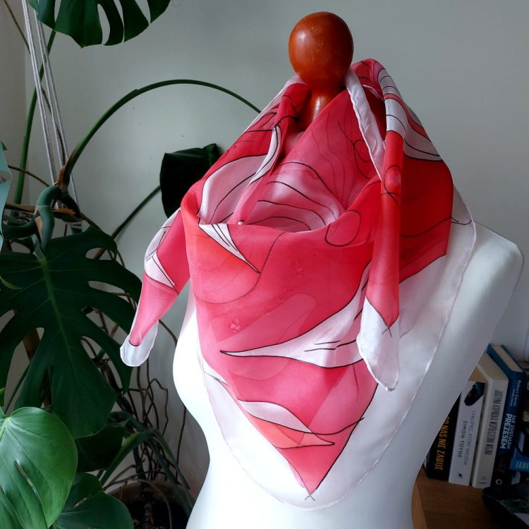 Ręcznie malowana apaszka z jedwabiu naturalnego w tonacji czerwonej, sygnowana