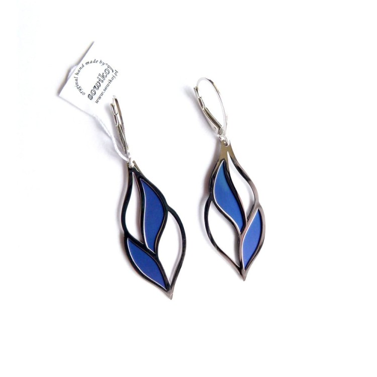 Srebrne długie wiszące kolczyki z niebieskim oczkiem