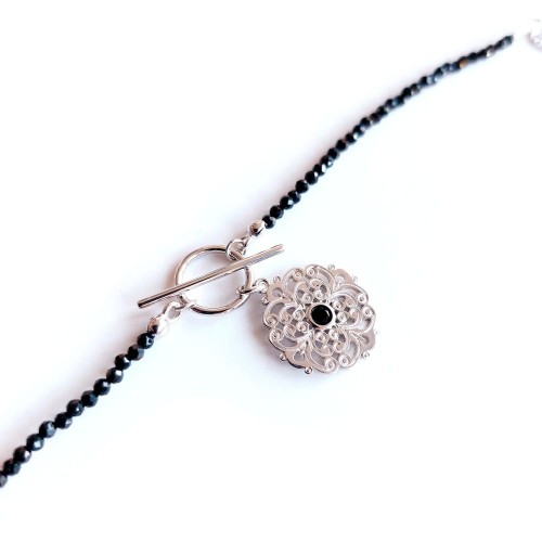 Rozeta - duży srebrny element - zawieszka na bransoletce z czarnych spineli