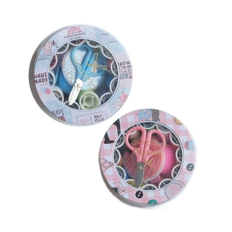 PRzyborniki turystyczne do szycia - nici, igły z nożyczkami , centymetr.