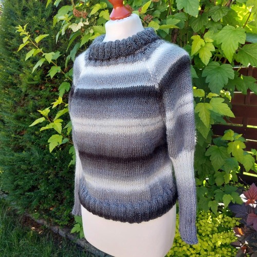 Ciepły ręcznie robiony miękki w dotyku sweter  ze ściągaczem w linii bioder