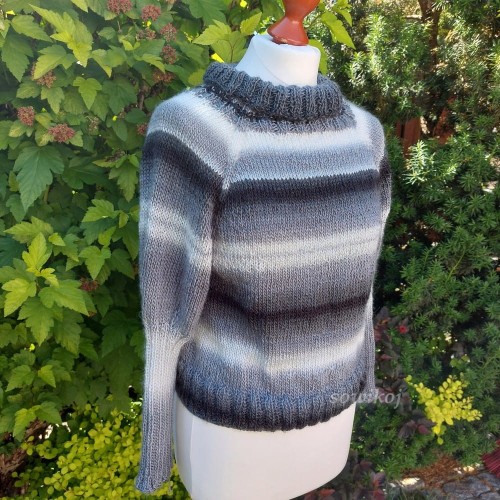 Ręcznie robiony na drutach sweter z miękkiej włóczki - czarno szary do bioder