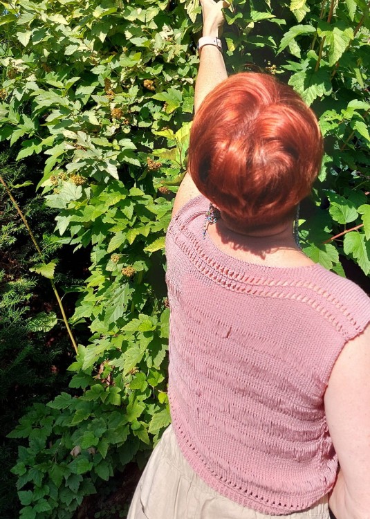 Lekka letnia bluzeczka ręcznie robiona na drutach