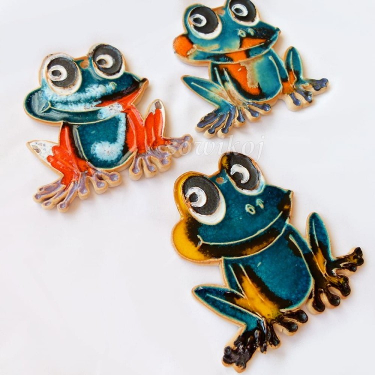 żaba - ceramika szkliwiona ozdoba na ścianę
