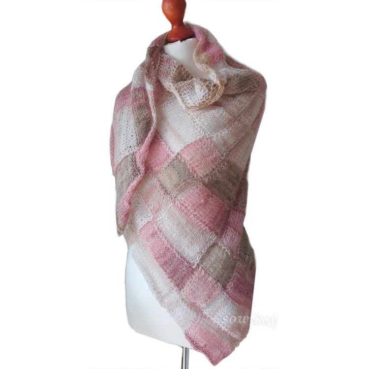 Duża chusta ręcznie wykonana na drutach w tonacjach beży i pudrowego różu