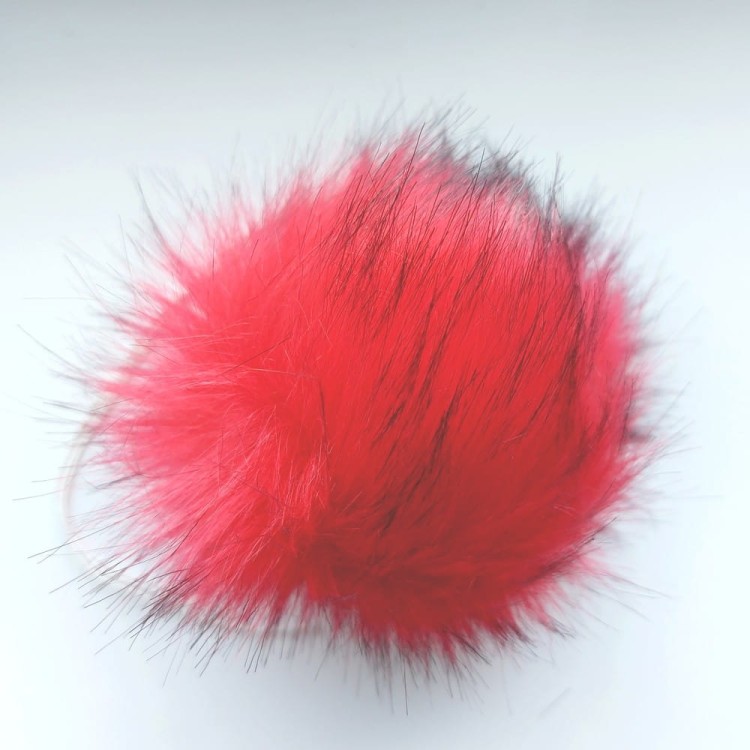 Czerwony pompon do czapek i jako ozdoba swetra czy torebki