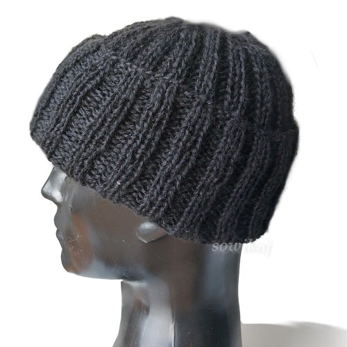 Czarna czapka typu smerfetka z długim ściągaczem umożliwiającym noszenie z szerokim wywinięciem.