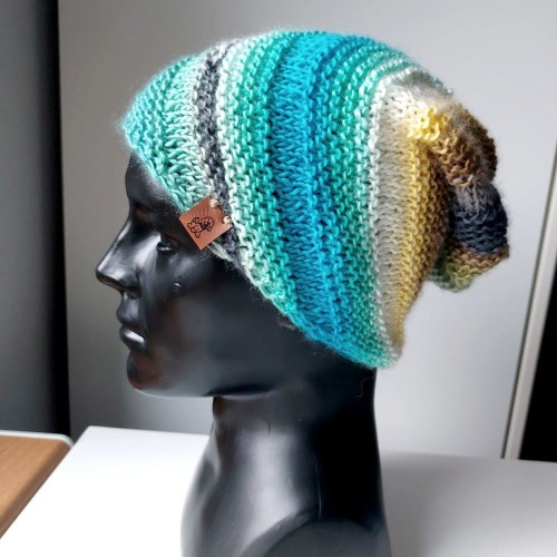 Luźna fantazyjna czapka smerfetka w skośne paski