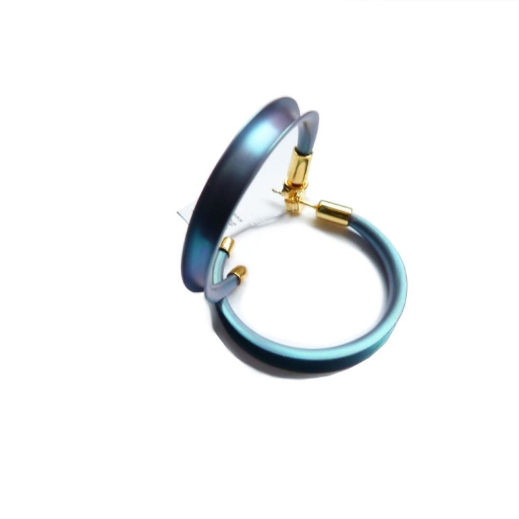 Duże koła tytan i pozłacane srebro w zapięciach