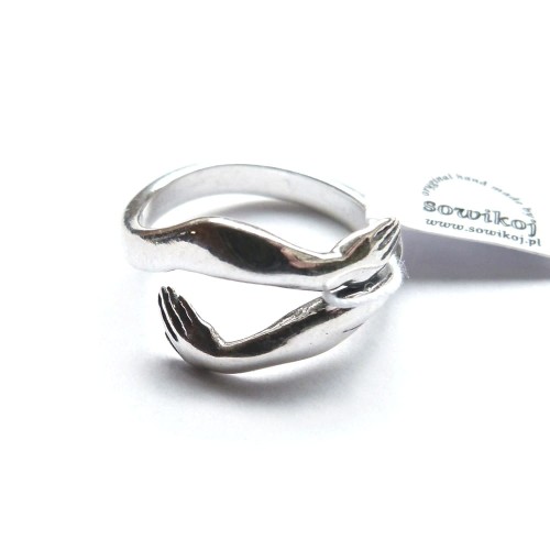 Pierścionek srebrny dłonie w uścisku