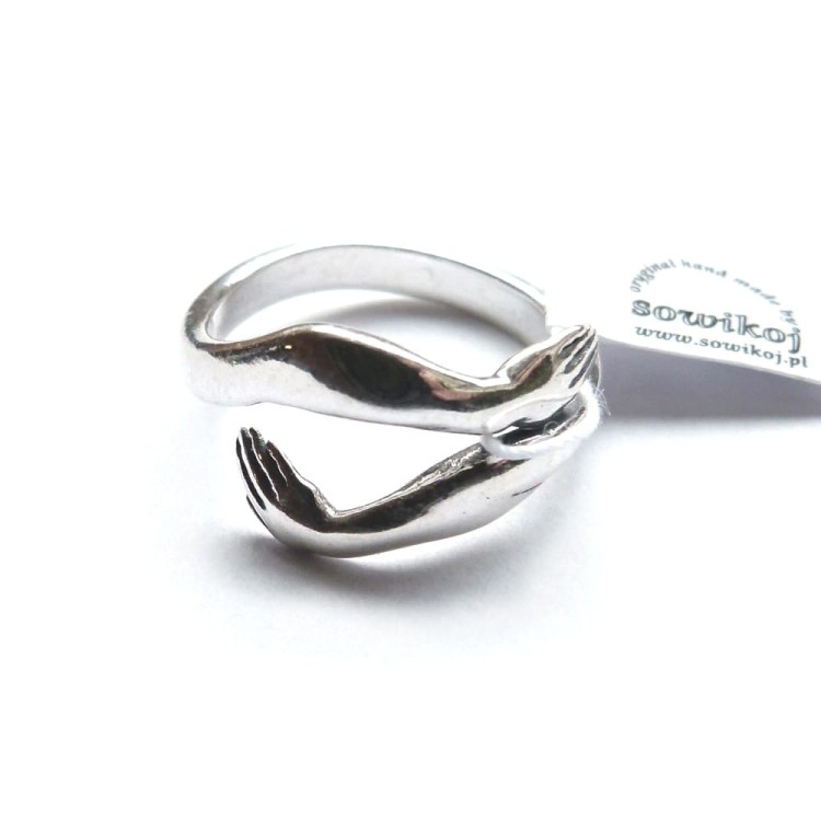 Pierścionek srebrny dłonie w uścisku