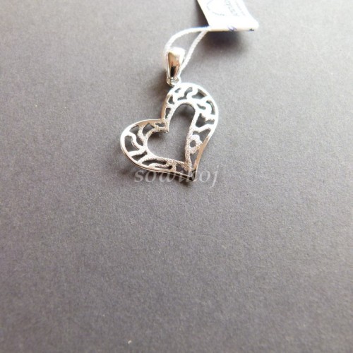 Serduszko srebrne wisiorek ażurowy zawieszony skośnie