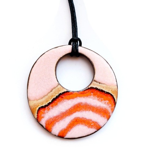 Wisior ceramiczny niczym pączek z lukrem