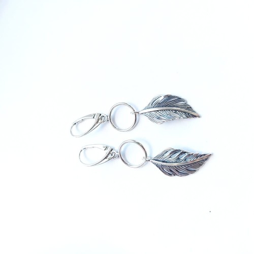 Długie wiszęce lekko poruszające się zwiewne kolczyki piórka z zangielskim zapięciem