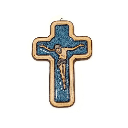 Ceramiczny krzyż z postacią chrystusa na jeansowo niebieskim tle z bezowym obramowaniem, do powieszenia na haczyk