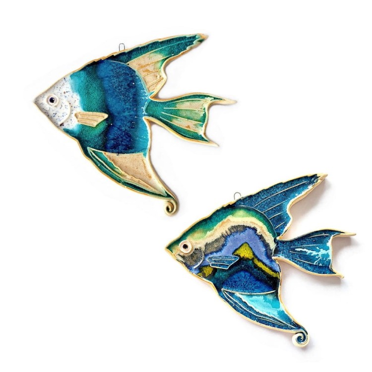 Ceramiczna rybka skalar niebieski - figurka ozdobna do powieszenia. Rybki szkliwione skierowane w lewo, z dominującym kolorem niebiskim w szkliwieniu.