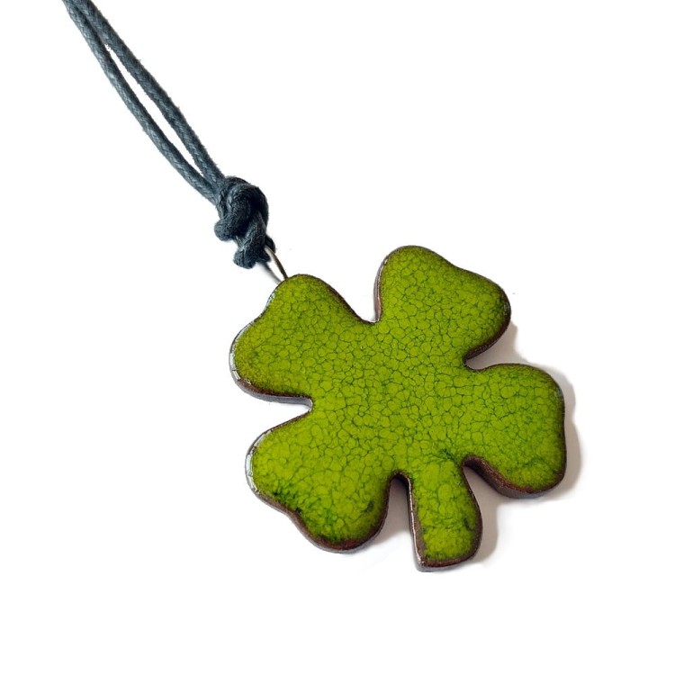 Ceramiczna przywieszka w kolorze soczyście zielonym, koniczynka z pętelką do łańcuszka - sznurka, w komplecie z regulowanym czarnym sznurkiem.