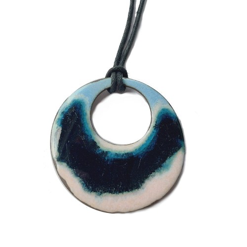 Ręcznie robiony wisior - chmury nad głębią wisiorek ceramiczny okrągły medalion z otworem po środku trzykolorowy - granat błękit i chmurka cukrowa