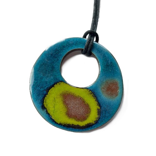 Ręcznie robiony wisiorek ceramiczny w kształcie koła - zielona wyspa. Z wiązaniem w komplecie.