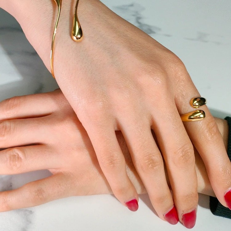 Srebrny pierścionek bez oczka z pogrubieniami na końcu - srebro próby 925 pozłacane - mały sygnet - przykładowy sposób noszenia na palcu