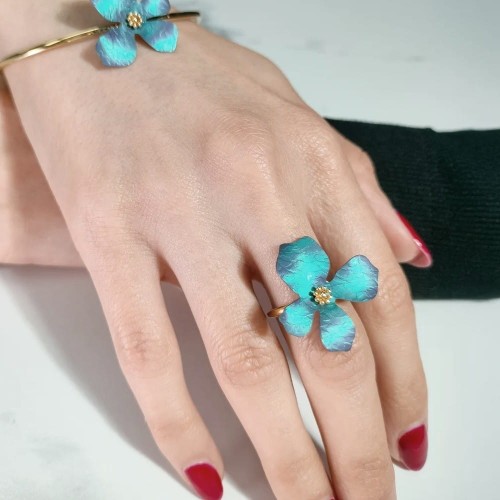 Pierścień kwiat 3d. Tytan i srebro pozłacane - pierścionek z przestrzennym wzorem, duży i wyrazisty na palcu