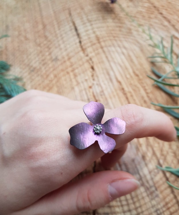 Duży pierścionek przestrzenny kwiat różowe płatki z tytanu lekko wygięte i srebrna rodowana obrączka oraz koszyczek