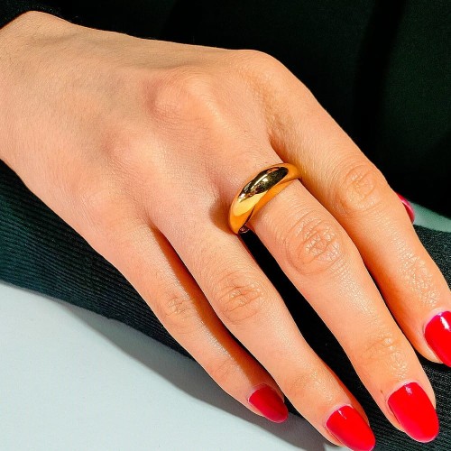 Przestrzenny prosty gładki pierścionek srebrny pozłacany - srebro pr.925, kropla - przykład noszenia