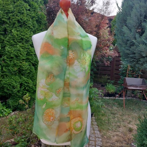 Ręcznie malowana w dmuchawce i abstrakcyjne kwiaty  jedwabna apaszka z naturalnego jedwabiu, sygnowana .