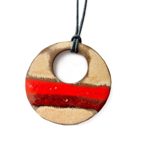 Zawieszka ceramiczna ozdoba biżuteryjna - wisior na sznurku - ozdoba na swetry w kształcie koła. Duży otwór - dziurka w środku - etniczne kolory - pasy czerwony i bordowy z beżowym tłem