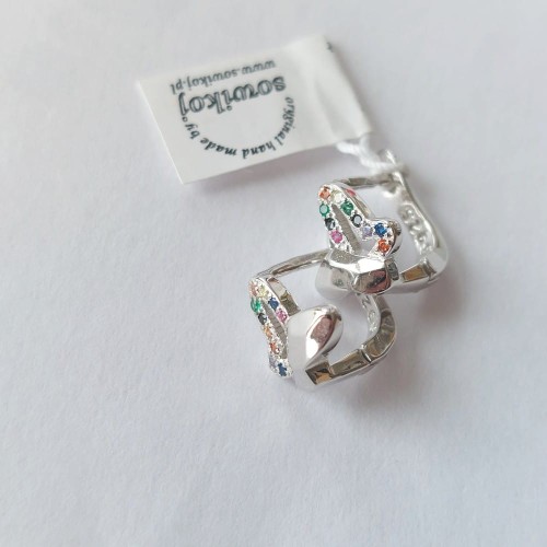 Srebro 925 kolczyki z zapięciem francuskim, typ U,  rodowane, z kolorowymi cyrkoniami na skrzydełku i delikatny fazowaniem.