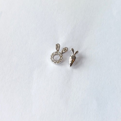 Maleńkie leciutkie kolczyki wkrętki - w parze dwa różne elementy - królik i Marchewka