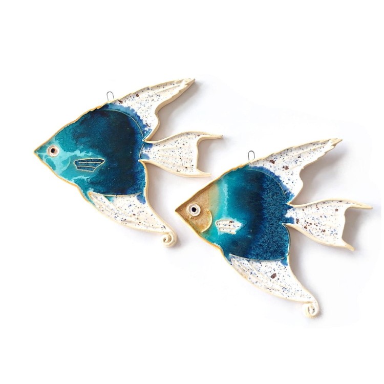 Figurka ceramiczna do powieszenia - obrazek - rybka skalar w tonacji niebiesko białej. Powierzchnia szkliwiona, spód biskwit.