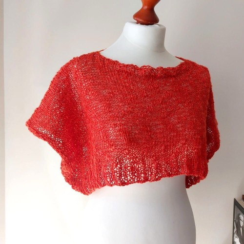 Krótka bluzeczka narzutka za biust w ciepłym energetycznym kolorze rudości. Świetne wykończenie do sukienek  i innych letnich stylizacji.