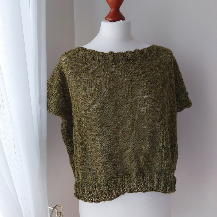 Bluzka narzutka wykonana z pięknej włóczki linen soft w oliwkowym ciemnym kolorze - przykład realizacji.