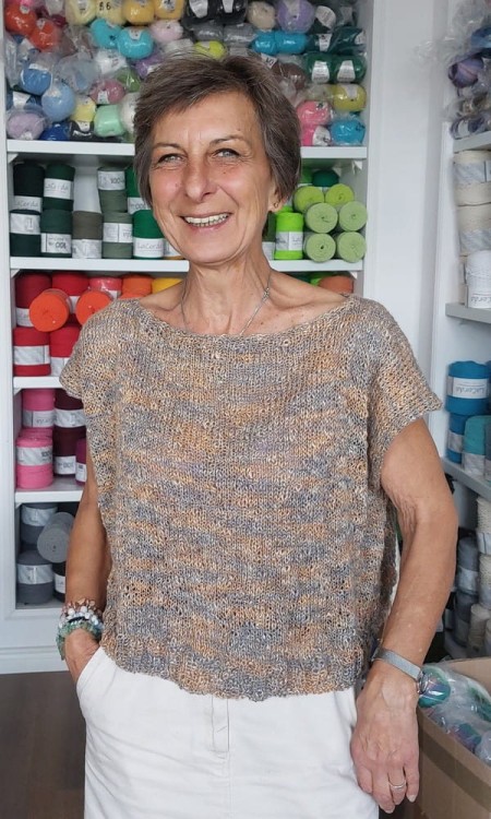 Bluzka - przykładowa realizacja - bluzeczka linen wykonana na warsztatach - wykonanie i modelka - Jola