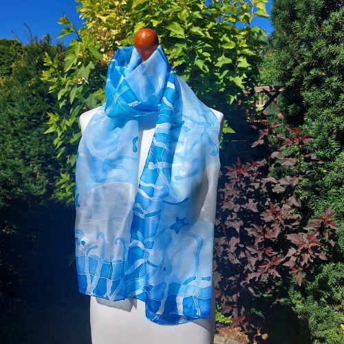 Letnia apaszka z naturalnego jedwabiu ręcznie malowana - chłodne błękity w morskim klimacie