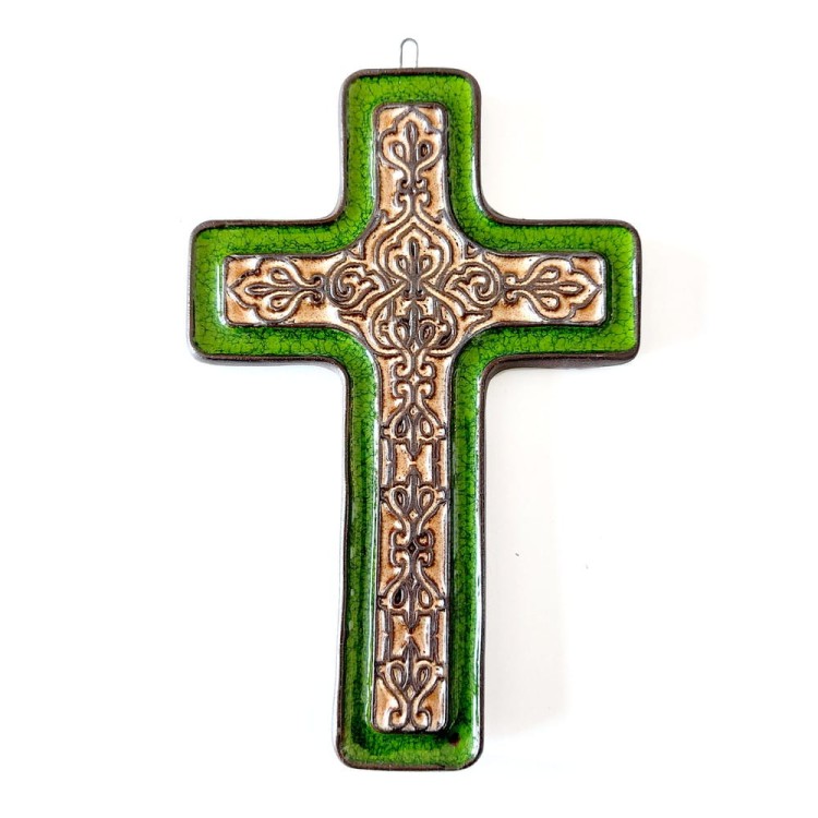 Ceramiczny krzyż zielony z ornamentem - ozdoba do powieszania na ścianie - z przestrzenną arabeską na beżowym tle.