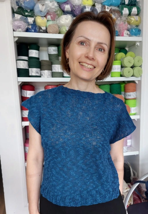 Letnia lekka bluzka Niebieska z włóczki Linen soft kolor 7317 w wykonaniu i prezentacji Ani