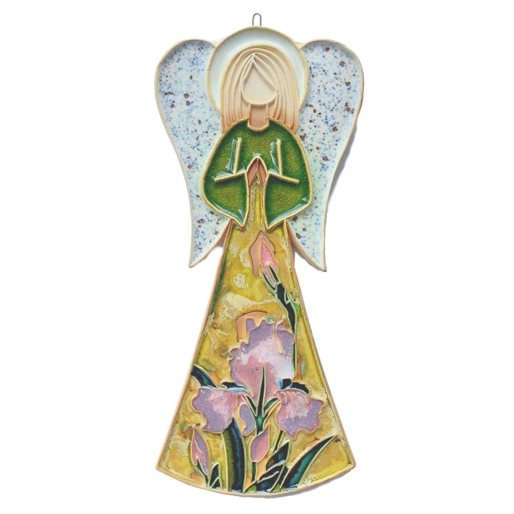 Duży aniołek ceramiczny z kwiatami na sukience fioletowe irysy. Figurka do powieszenia z białymi nakrapianymi skrzydłami w zielonej sukience.