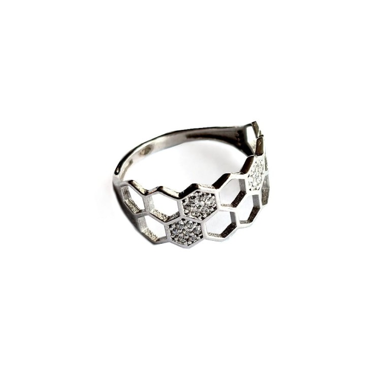 Szeroki pierścionek plaster miodu z kilkoma cyrkoniami wypełniającymi niektóre miejsca w oczku. Srebro 925