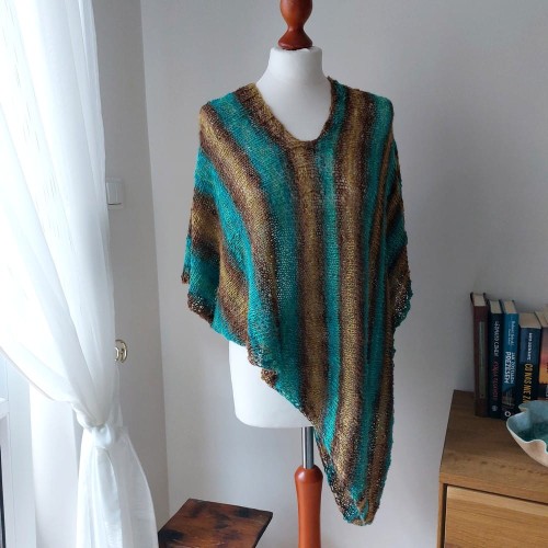 Ponczo - narzutka , ręcznie wykonana . Asymetryczne wdzianko o długości do połowy ud
