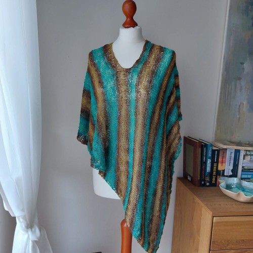 Lekka narzutka na strój czy top ręcznie robiona na drutach, asymetryczna z rozcięciem z boku. Pionowe nieregularne pasy