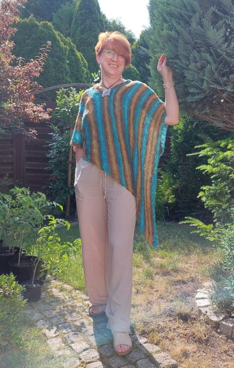Lekkie asymetryczne ponczo z włóczki linen soft na modelce. Przykładowy sposób noszenia.