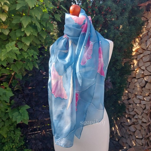 Szal jedwabny ręcznie malowany niebieski - liście miłorzębu fioletowo różowe. Duża prostokątna apaszka